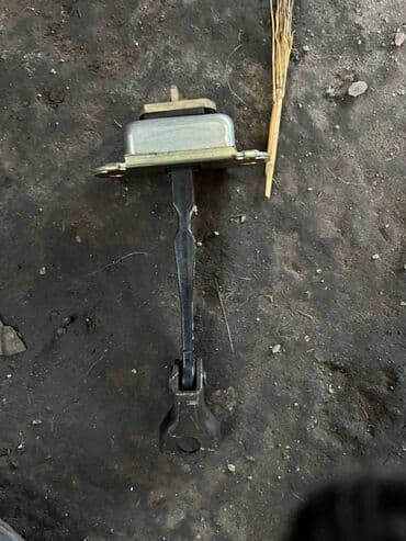 слив дождевой воды с крыши цена: Nissan March K12 ограничитель двери, Ниссан Марч К12 дверной — 1