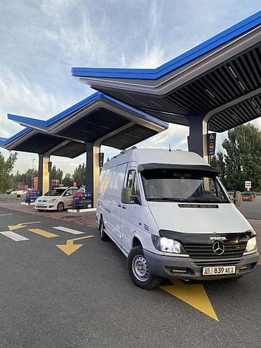Mercedes-Benz Sprinter, цельнометаллический фургон белого цвета