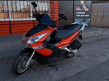 макси скутер: Скутер 150 см³ (по фото — компактный городской maxi-style) — 2