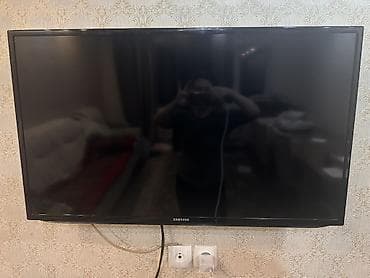 Телевизор Samsung, диагональ около 40–43 дюймов (настенное крепление