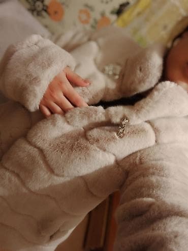 женская деми пальто: Женская шуба светло-бежевого оттенка из коротковорсового меха — 1