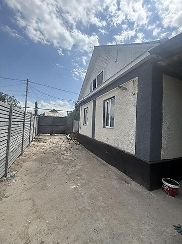 Дома: Продаётся жилой дом с подсобными постройками. Село Новопакровка ул — 7