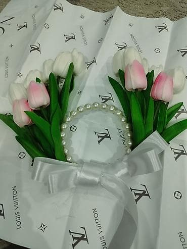 корзины для цветов: Элегантный цветок амариллиса насыщенного оранжевого оттенка с нежными — 4