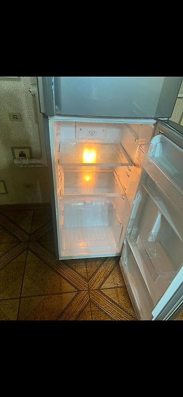 Техника для кухни: Двухкамерный холодильник с верхней морозильной камерой, серебристого — 3