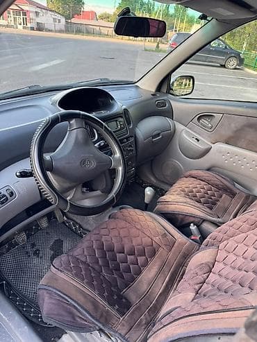 lada 14: Toyota Yaris Verso: 2000 г., 1.3 л, Механика, Бензин, Хэтчбэк — 8