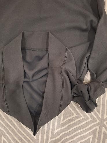 Шорты: Новые мегкие кофты чёрного и серого цвета. Ни разу не одевал, плюс ещё — 7