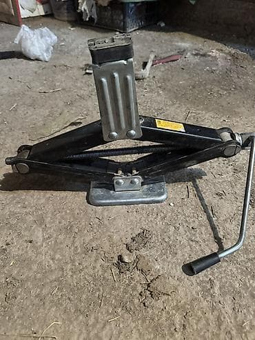 step spada: Автомобильный домкрат ножничного типа, предназначенный для подъема — 2