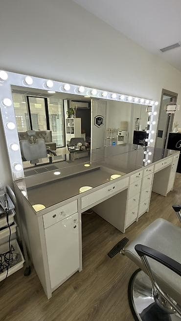 Освободиться 30 апреля! Гримерный стол для салона/студии на два