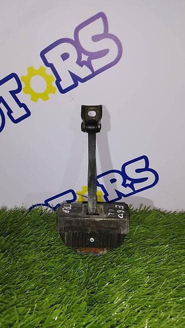 e60 m5: BMW e-60, ограничитель передней левой двери — 1