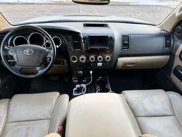 семейный авто: Toyota Sequoia: 2010 г., Автомат, Бензин, Внедорожник — 7