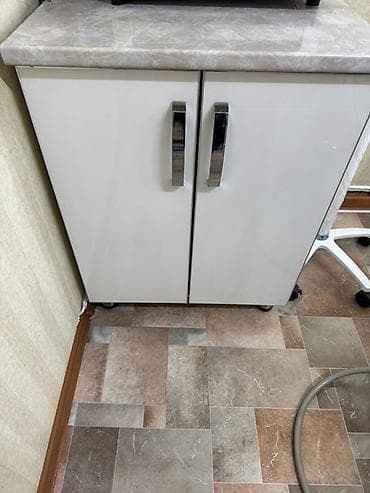 медицинский шкаф: Продаю медицинскую мебель Цена: 30 000 сом Продается комплект — 2