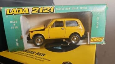 коллекционные монеты нбкр: Волга 25000,две Нивы,1980,-желтая,1983 год-белая.Желтая с вырезом под — 8