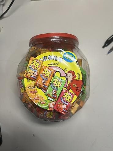 жвачки для аппарата: Жевательная резинка в большой прозрачной банке с красной крышкой. - — 3