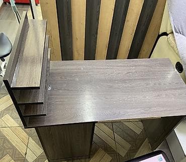 Стол для маникюра из ЛДСП с надстройкой - Функциональная рабочая