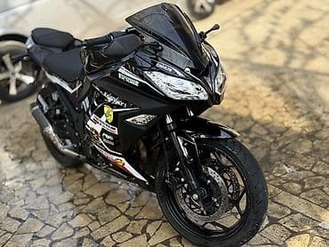 спорт мотоцикл: Спортивный мотоцикл в обтекателях, черный, с декоративными наклейками — 1