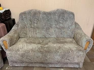 двуспальные деревянные кровати: Двуспальная кровать с высоким полукруглым изголовьем. - Размер — 3