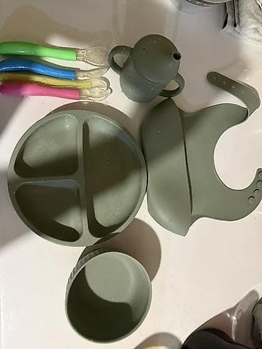 Набор детской посуды из пищевого силикона, цвет – оливковый. На посуде