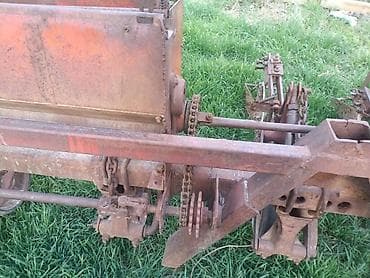 пш метр: Культиватор- семи рядный с банками для удобрения. В данный момент — 7