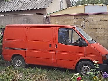 Грузовой фургон Ford Transit (поколение 1986–2000), красный
