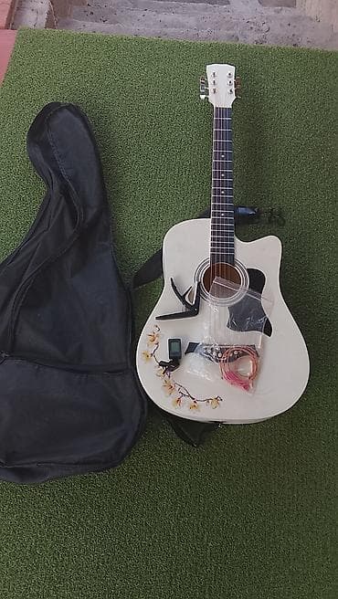 бутсы как у меси цвет зелёный: Акустическая гитара с вырезом (cutaway), цвет корпуса — белый с — 6