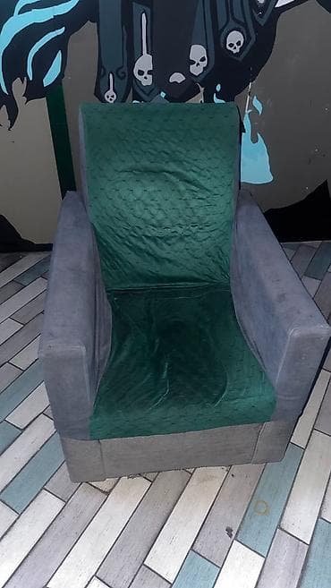 sofa bed: Кресло мягкое, с широкими подлокотниками и глубокой посадкой. - — 4