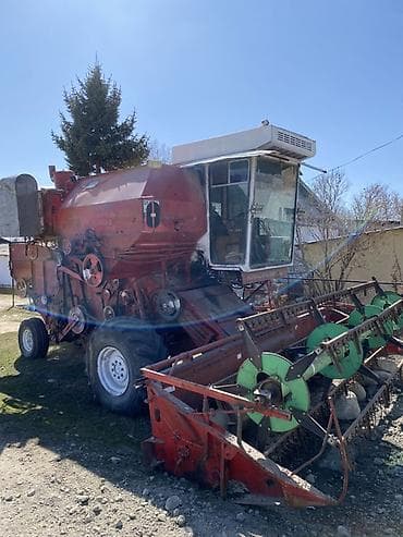 Зерноуборочный комбайн с жаткой полный рабочий звонить и писать только