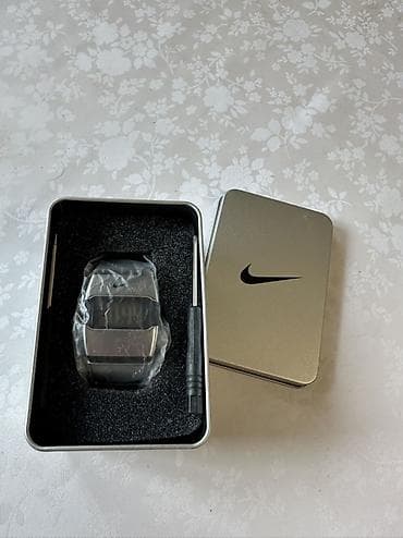 Цифровые наручные часы Nike - Корпус и браслет с фирменным логотипом