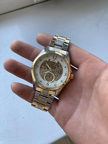 Механические наручные часы с открытым скелетонизированным циферблатом