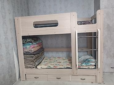 Двухъярусная кровать из ЛДСП светлого оттенка (дуб/берёза). Компактная