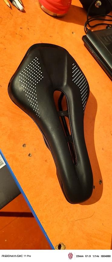 Велосипедное седло с центральным вырезом - Универсальное спортивное