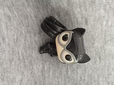 шапки с ушами: Коллекционная мини-фигурка в стиле chibi: персонаж в черном костюме с — 1