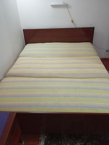 Кирпич, строительные блоки: Двуспальная кровать с деревянным изголовьем и основанием из — 1