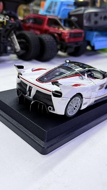 фанки поп: Модель автомобиля Ferrari FXX K от Bburago. - Масштаб: 1:18 (на — 3