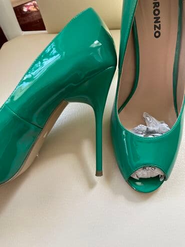 зелёные туфли: Покупали в Москве ! Размер 39. 
Надела один раз, малы — 4