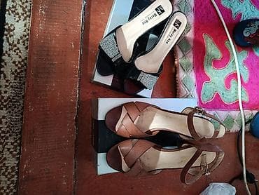 шлёпанцы: Женская обувь — две пары. размер 37 1) Босоножки на каблуке — 1