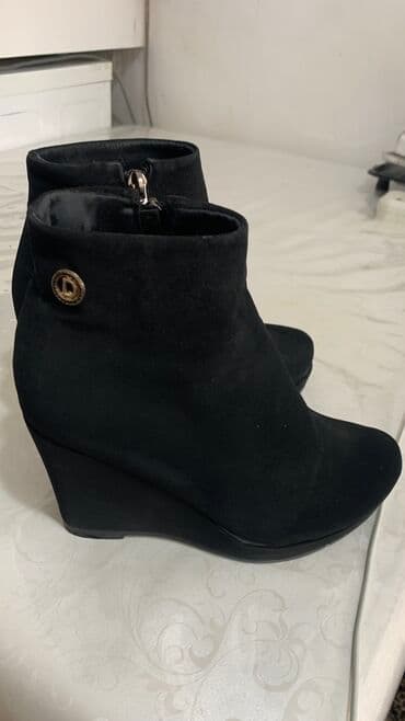 черные замшевые ботильоны: Продаются сапожки,
Замшевые 37 размер
Очень легкие и удобные — 3