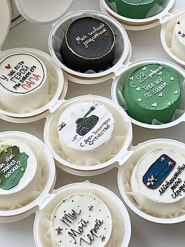 Фрукты: Мини-торты с тематическим оформлением ко Дню защитника Отечества. - — 1