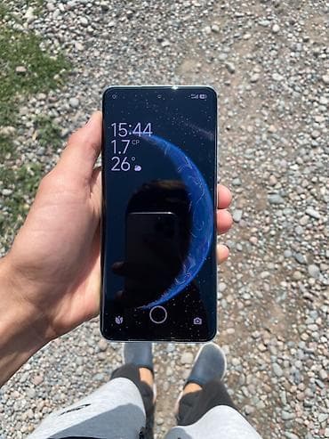 pixel 4a: Смартфон в голубом цвете с тонким корпусом и плоскими гранями — 5