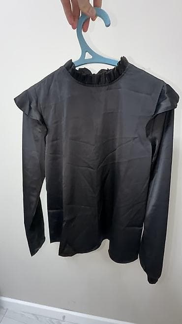 Женская блузка черного цвета 44 размера. Новая не носила, брала 1200