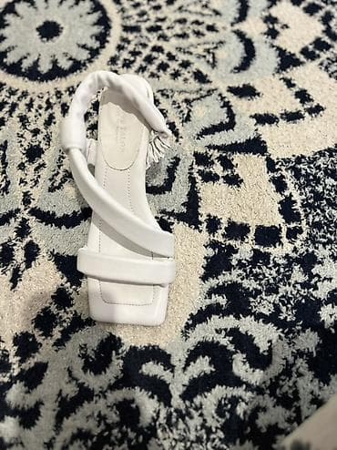 Жеке буюмдар: Белые женские босоножки на каблуке. - Дизайн: квадратный мыс, две — 1