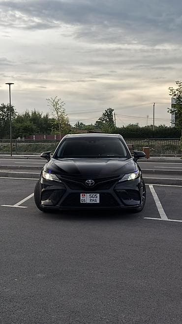 Toyota Camry: 2018 г., Седан
