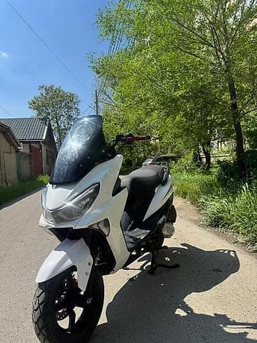 махи скутер: Скутер/макси-скутер городского класса, белый цвет с тёмным высоким — 1