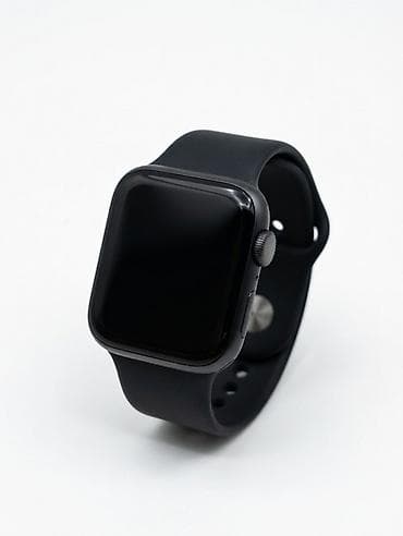 епл ватч: Apple Watch SE 1 44 мм — чёрный алюминий + чёрный силиконовый ремешок — 1