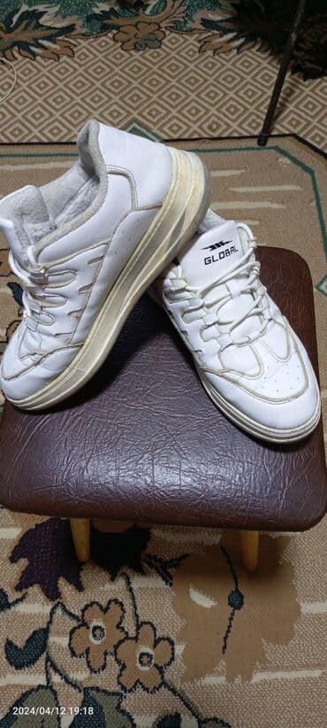 срочно продаю в связи с переездом: Б/у оригинал крассовки зимний сезон размер 41 по стельке 26,5- 27 есть — 2