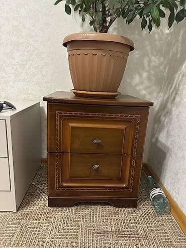 узкие прикроватные тумбочки: Тумбочка прикроватная с двумя выдвижными ящиками. Б/У. Продаю дешево — 1