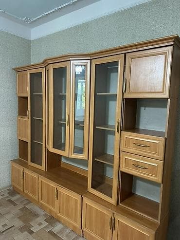 third edition solutions: Стенка-гостиная из ЛДСП в тёплом оттенке дуба с витринами — 2