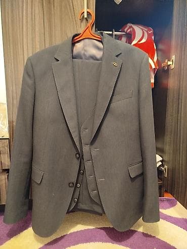 кастюм тройка: Мужской костюм-тройка, классический серый. Состав комплекта: - Пиджак — 2