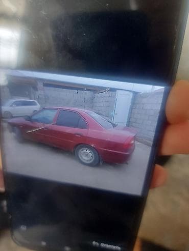 Красный компактный седан (4 двери), левый руль. Основные