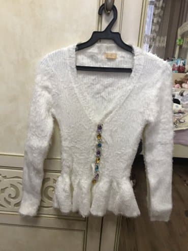 тёплая кофт кардиган: Продаю очень нежную кофту,есть в белом и в розовом цвете.Качество — 4