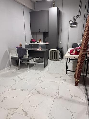 сдается кушетка в салоне: Срочно 🚨 полностью сдаю новый салон красоты вдоль дороги 😍 70кв — 4